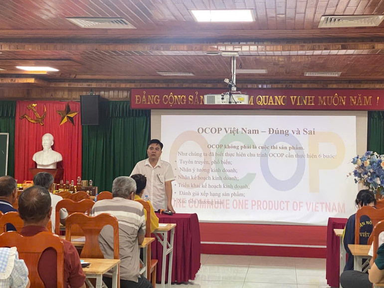 Ông Đỗ Văn Huy, Phó trưởng Phòng Nghiệp vụ-phụ trách chương trình OCOP, Chi cục Kinh tế hợp tác và phát triển nông thôn tỉnh Bắc Ninh giới thiệu chương trình sản phẩm OCOP. 4.jpg