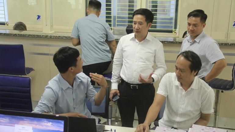 Phó Vụ trưởng Khoa học kỹ thuật và công nghệ Nguyễn Lê Hùng trao đổi với người dân tới sử dụng dịch vụ hành chính công. 1-2758.jpg