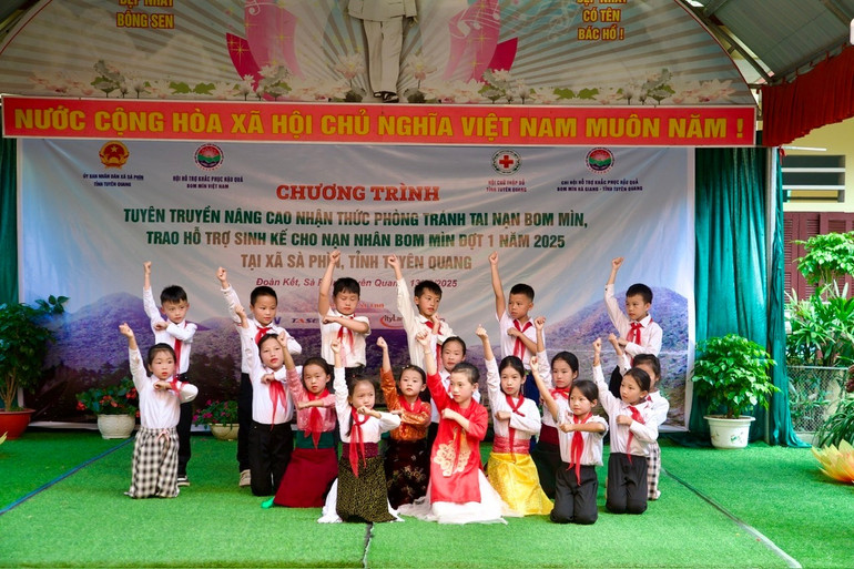 Các em học sinh cũng chủ động hơn và có ý thức hơn trong việc tìm hiểu các kiến thức xã hội và kỹ năng sống qua cuộc thi “Chúng em tham gia phòng, tránh tai nạn bom mìn”. 11.jpg