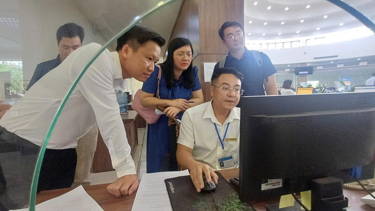 Cán bộ đoàn công tác của Bộ Khoa học và Công nghệ lắng nghe chia sẻ của cán bộ phụ trách lĩnh vực tại Trung tâm phục vụ hành chính công tỉnh Hưng Yên. hy-4-1.jpg