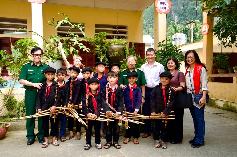 Đoàn công tác của VNASMA chụp ảnh cùng CLB Khèn Mông của trường Tiểu học Sủng Là. 9.jpg