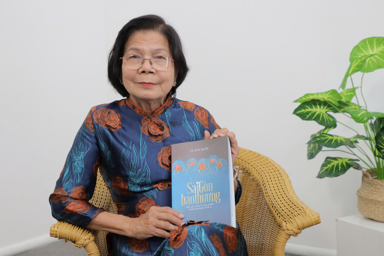 Nhà báo Vũ Kim Hạnh và cuốn sách “Sài Gòn bao thương”. 2.jpg