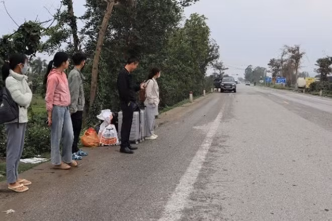 Ngày mồng 4 Tết, nhiều người lao động ở Nghệ An đã đón xe trở về nơi làm việc sau những ngày nghỉ Tết. 