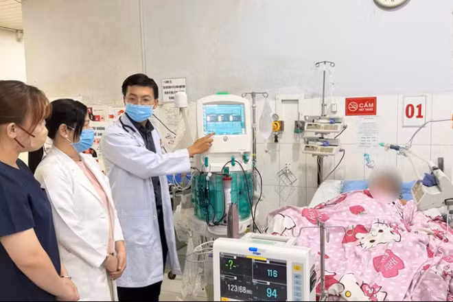 Ê-kíp bác sĩ trao đổi thông tin về ca bệnh.