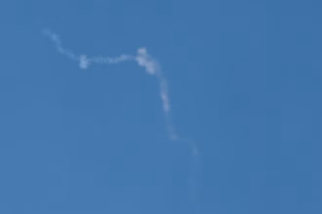 Vệt khói trên bầu trời Jerusalem khi hệ thống phòng thủ Israel đánh chặn tên lửa tấn công từ Iran, ngày 8/6/2026. (Ảnh: THX/TTXVN)