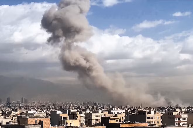 Khói bốc lên sau vụ không kích của lực lượng Mỹ-Israel nhằm vào thủ đô Tehran, Iran ngày 28/2/2026. (Ảnh: ANI/TTXVN)