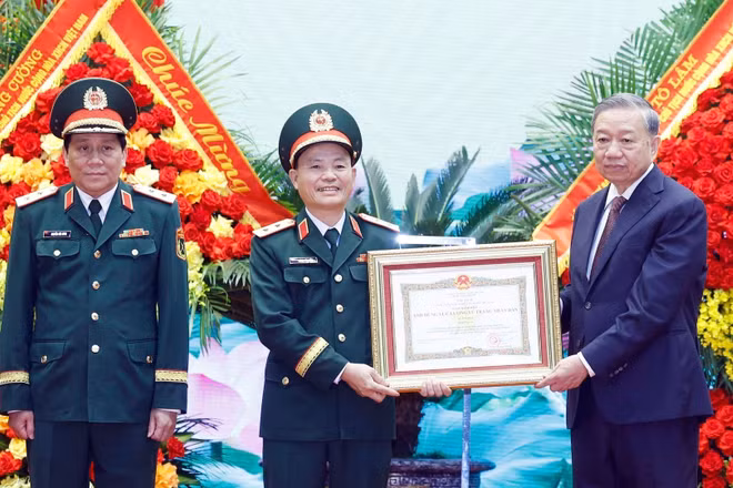 Tổng Bí thư, Chủ tịch nước Tô Lâm, Bí thư Quân ủy Trung ương trao Danh hiệu Anh hùng Lực lượng vũ trang nhân dân tặng Quân khu 3. (Ảnh: Thống Nhất/TTXVN)