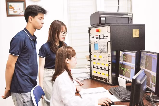 Hoạt động nghiên cứu, thí nghiệm tại Trung tâm Nano và Năng lượng, khoa Vật lý, Trường đại học Khoa học Tự nhiên, Đại học Quốc gia Hà Nội. (Ảnh: ĐỖ NGỌC)