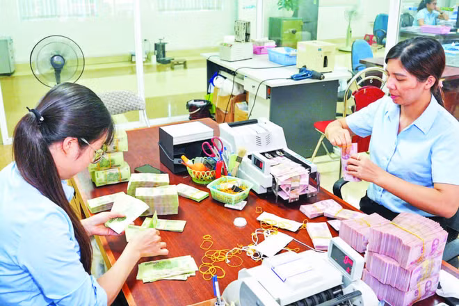 Các tổ chức tín dụng bảo đảm cung ứng tiền mặt hợp lý cho người dân, doanh nghiệp. (Ảnh: HỒNG ANH)
