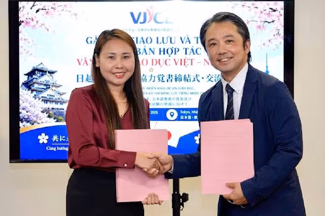 Đại diện Trung tâm Xúc tiến hợp tác văn hóa, giáo dục Việt-Nhật và đại diện Trường tiếng Nhật Aoyama trao thỏa thuận ký kết.