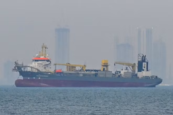 Tàu thương mại thả neo ngoài khơi Dubai, Các Tiểu vương quốc Arab thống nhất, do gián đoạn hoạt động vận tải ở eo biển Hormuz, ngày 2/3/2026. (Ảnh: AA/TTXVN)