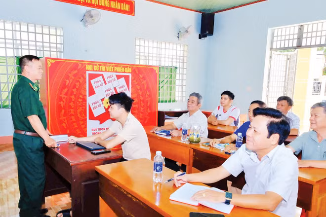 Đảng viên Đồn Biên phòng Hoàng Diệu tham gia sinh hoạt chi bộ tại ấp Bù Tam, xã Hưng Phước, tỉnh Đồng Nai.