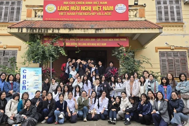 Gần 100 học sinh, phụ huynh và giáo viên lớp 10 Sử 2 Trường trung học phổ thông chuyên Chu Văn An tham gia hoạt động tại Làng Hữu nghị Việt Nam.