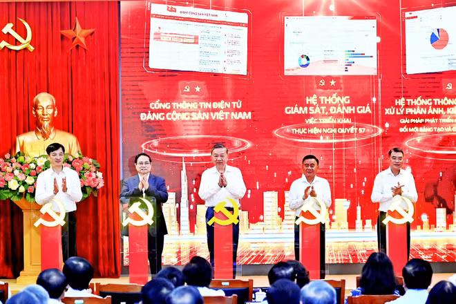 Tổng Bí thư Tô Lâm, Thủ tướng Phạm Minh Chính, Thường trực Ban Bí thư Trần Cẩm Tú và các đồng chí lãnh đạo Đảng, Nhà nước thực hiện nghi thức ra mắt 3 nền tảng số phục vụ triển khai Nghị quyết số 57-NQ/TW, ngày 2/7/2025. (Ảnh: ĐĂNG KHOA)