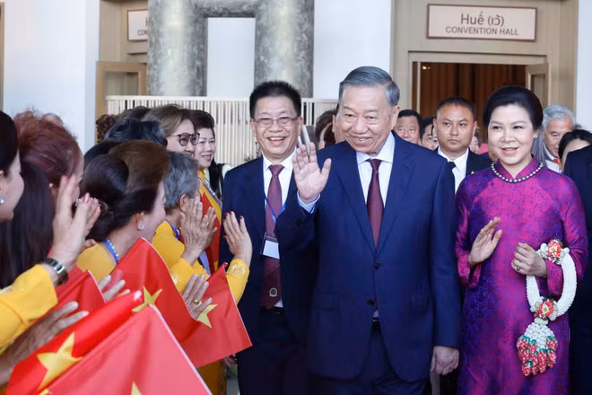 Tổng Bí thư, Chủ tịch nước Tô Lâm và Phu nhân gặp gỡ cộng đồng người Việt Nam tại Thái Lan. (Ảnh: Thống Nhất/TTXVN)