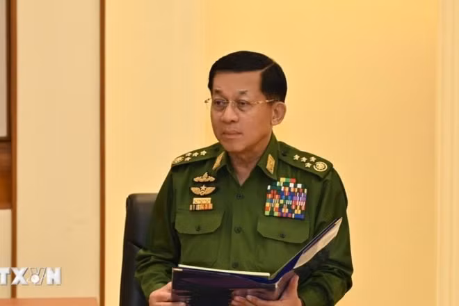 Thống tướng Myanmar Min Aung Hlaing phát biểu tại hội nghị Hội đồng An ninh và quốc phòng quốc gia Myanmar ở Nay Pyi Taw. (Ảnh: THX/TTXVN)