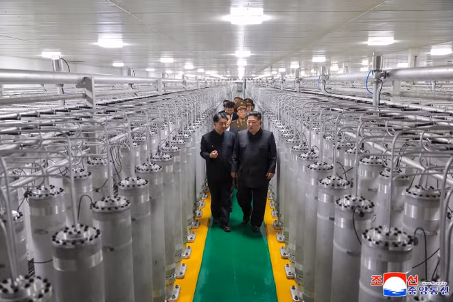 Nhà lãnh đạo Triều Tiên Kim Jong Un (phải, phía trước) thăm nhà máy sản xuất vật liệu hạt nhân mới khánh thành, ngày 3/6/2026. (Ảnh: KCNA/TTXVN)
