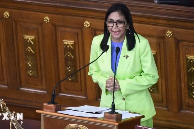 Tổng thống lâm thời Venezuela Delcy Rodriguez phát biểu tại Caracas. (Ảnh: THX/TTXVN)
