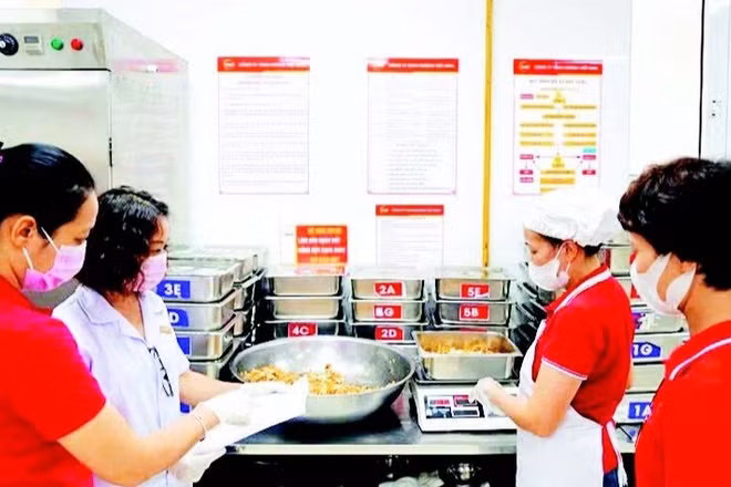 Kiểm tra thực phẩm chín sau khi chế biến tại Trường tiểu học Tràng An, Hà Nội.