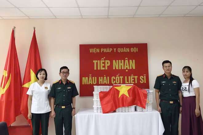 Thành viên Ban Chỉ đạo tìm kiếm, xác định danh tính liệt sĩ tỉnh Điện Biên bàn giao 668 mẫu hài cốt liệt sĩ cho Viện Pháp y Quân đội. 