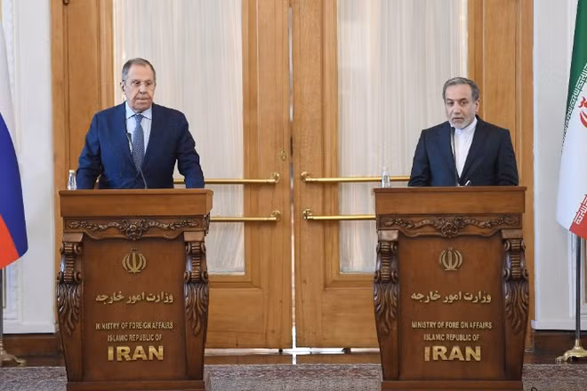 Ngoại trưởng Nga Sergei Lavrov (trái) và người đồng cấp Iran Abbas Araghchi tại cuộc họp báo chung. (Ảnh: THX/TTXVN)