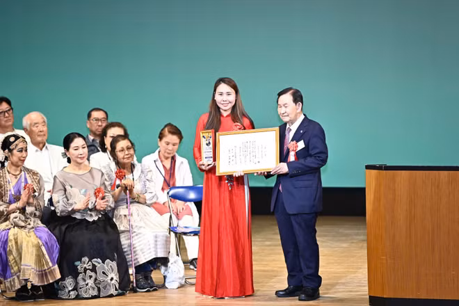 Đại diện Tổ chức Xúc tiến hữu nghị quốc tế Nhật Bản trao Giải thưởng cộng đồng “Công dân toàn cầu" tặng bà Lê Thương - Chủ tịch Hiệp hội Người Việt Nam vùng Kansai.