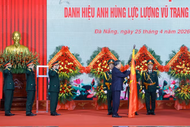 Tổng Bí thư, Chủ tịch nước Tô Lâm, Bí thư Quân ủy Trung ương trao Danh hiệu Anh hùng Lực lượng vũ trang nhân dân tặng Quân khu 5, Bộ Quốc phòng. (Ảnh: Thống Nhất/TTXVN)