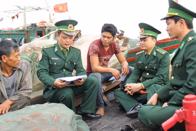 Cán bộ Trạm kiểm soát biên phòng Cửa Lân, Bộ đội Biên phòng thành phố Hải Phòng tuyên truyền, phổ biến, giáo dục pháp luật cho ngư dân xã Nam Thịnh. (Ảnh: BĐBP)