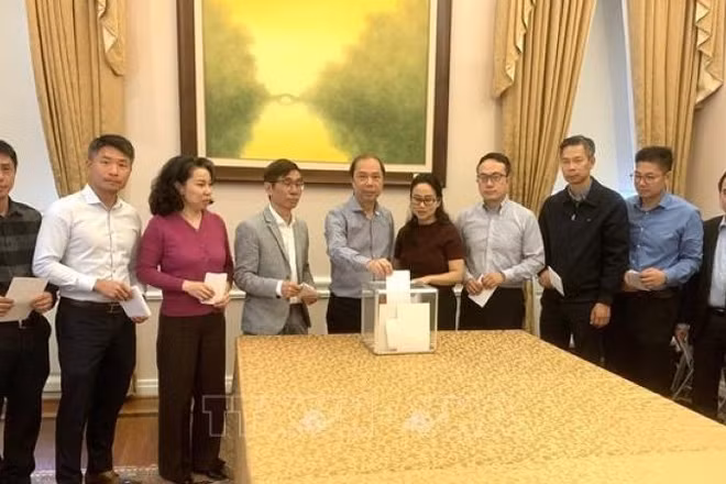 Cán bộ, nhân viên Đại sứ quán và các cơ quan đại diện của Việt Nam tại Mỹ quyên góp ủng hộ đồng bào bị bão lụt trong nước. (Ảnh: Ngọc Quang/TTXVN)