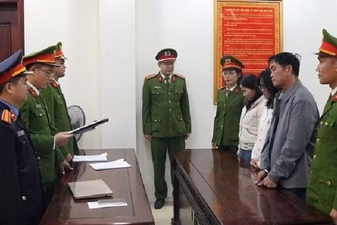Cơ quan Cảnh sát điều tra Công an tỉnh Nghệ An đọc lệnh khởi tố vụ án, khởi tố bị can.