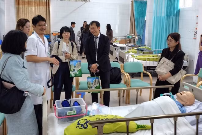 Các đại biểu tham quan phòng thực hành chăm sóc người cao tuổi tại Trường cao đẳng Y tế Bạch Mai. (Ảnh: JICA)