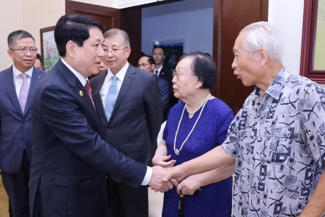 Chủ tịch nước Lương Cường với đại diện gia đình nhân sĩ hữu nghị - tướng lĩnh cách mạng, chuyên gia, cố vấn Trung Quốc từng tham gia giúp đỡ Việt Nam. (Ảnh: Lâm Khánh/TTXVN)