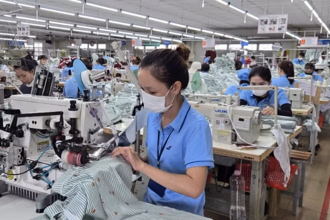 May quần áo xuất khẩu tại Nhà máy may Hòa Thị, tỉnh Quảng Ngãi. (Ảnh: MINH KHÔI)