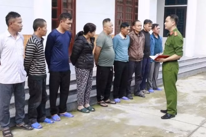 Các đối tượng đánh bạc bị bắt giữ. 