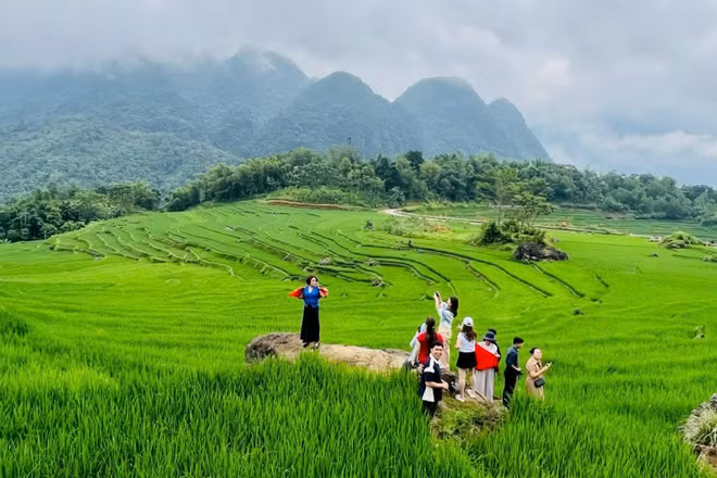 Du khách trải nghiệm Pù Luông, Thanh Hóa. (Ảnh: QUANG THẮNG)