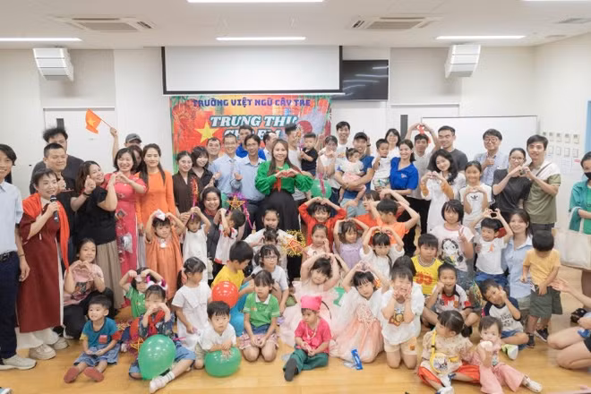 Trường Việt ngữ Cây Tre (Osaka, Nhật Bản) tổ chức chương trình Tết Trung thu cho các em học sinh.