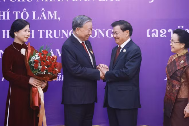 Tổng Bí thư Tô Lâm và Phu nhân cùng Tổng Bí thư, Chủ tịch nước Lào Thongloun Sisoulith và Phu nhân tại buổi lễ. (Ảnh: Thống Nhất/TTXVN)