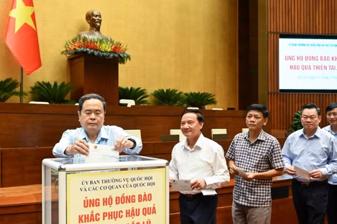 Chủ tịch Quốc hội Trần Thanh Mẫn ủng hộ đồng bào khắc phục hậu quả thiên tai, lũ lụt. (Ảnh: DUY LINH)