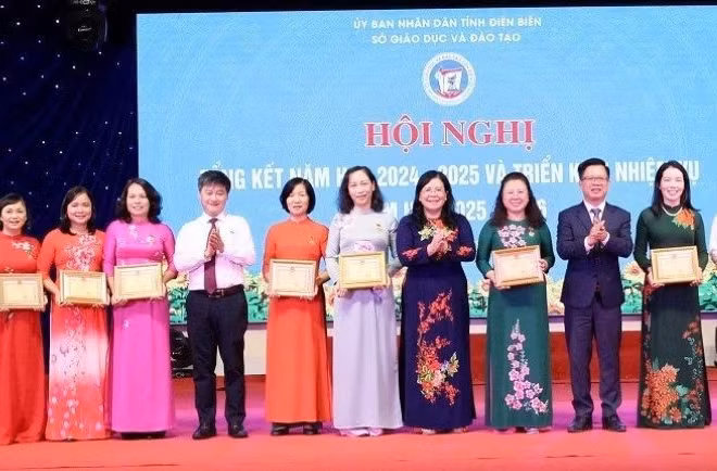 Các đồng chí lãnh đạo tỉnh Điện biên trao Kỷ niệm chương “Vì sự nghiệp xây dựng và phát triển tỉnh Điện Biên” năm 2025 cho các cá nhân có nhiều đóng góp xây dựng tỉnh Điện Biên.