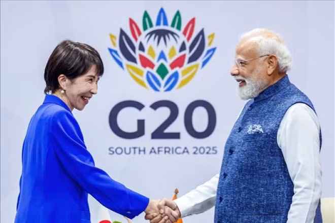 Thủ tướng Nhật Bản Sanae Takaichi và Thủ tướng Ấn Độ Narendra Modi tại cuộc gặp bên lề Hội nghị thượng đỉnh G20 ở Nam Phi. (Ảnh: ANI/TTXVN)