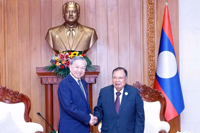 Tổng Bí thư Tô Lâm gặp nguyên Tổng Bí thư, Chủ tịch nước Lào Bounnhang Vorachit. (Ảnh: Thống Nhất/TTXVN)