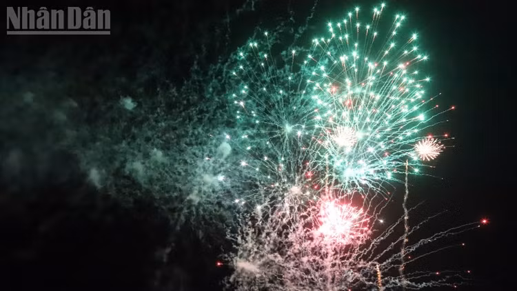 Bắn pháo hoa đêm Giao thừa đón Tết Nguyên đán Ất Tỵ 2025 tại phường Buôn Ma Thuột.