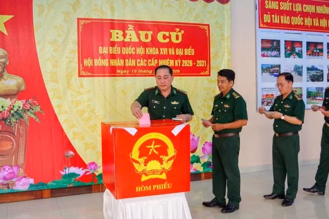 Cử tri tại Bộ đội Biên phòng tỉnh Vĩnh Long tham gia bỏ phiếu bầu đại biểu Quốc hội khóa XVI và đại biểu Hội đồng nhân dân các cấp nhiệm kỳ 2026-2031.