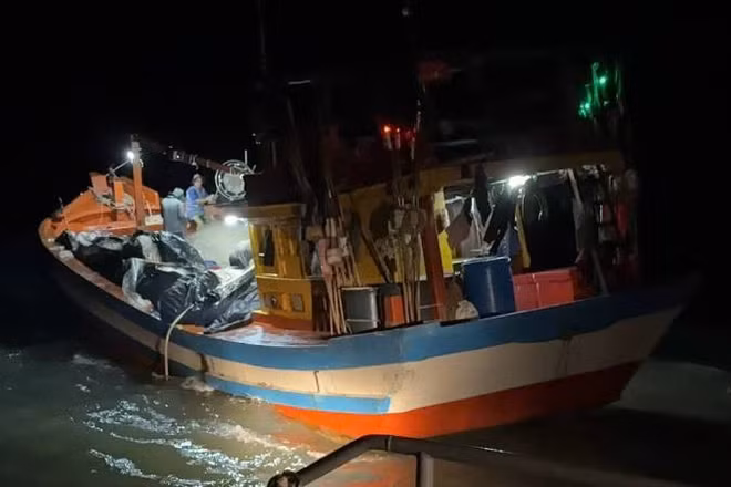 Lực lượng Bộ đội Biên phòng tỉnh Vĩnh Long phát hiện, xử lý phương tiện khai thác thủy sản sai vùng quy định.