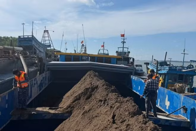 Phương tiện vận chuyển cát trái phép bị lực lượng Bộ đội Biên phòng bắt giữ.
