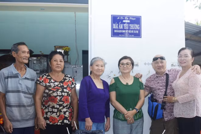 Đồng chí Nguyễn Thị Đẹp (bên phải) cùng nhà hảo tâm bàn giao nhà mái ấm tình thương cho người dân tại địa phương.