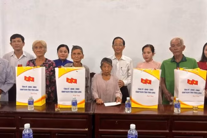 Lãnh đạo tỉnh Vĩnh Long thăm, tặng quà cho gia đình chính sách tại xã An Hiệp.