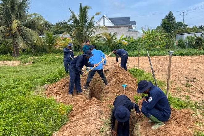 Các lực lượng đang khẩn trương tìm kiếm, quy tập hài cốt liệt sĩ tại ấp Tân Hòa, xã Tân Thành Bình, tỉnh Vĩnh Long.