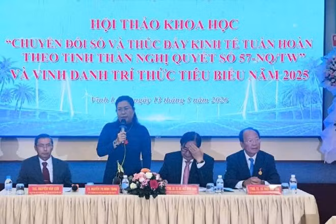 Đại biểu chủ trì tại hội thảo về chuyển đổi số và thúc đẩy kinh tế tuần hoàn theo tinh thần Nghị quyết số 57.