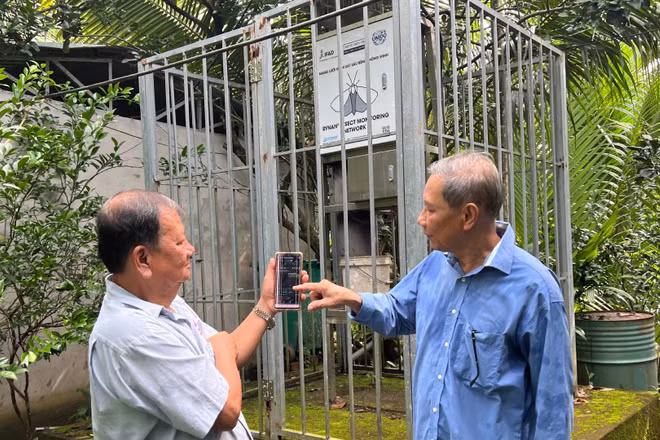 Quản lý sâu bệnh qua thiết bị thông minh kết nối điện thoại tại hợp tác xã bưởi da xanh Giồng Trôm.